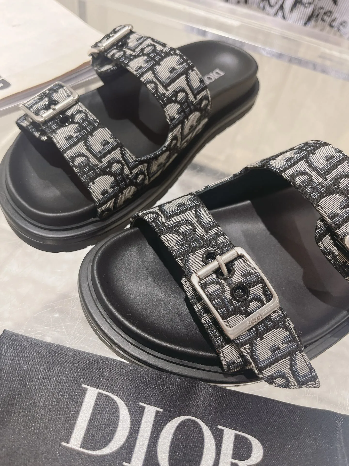 👟👟Ex-factory price 420👟👟 #Men's top version 𝐃𝐈𝐎𝐑# Dior's new men's summer slippers 🔥Purchase the original development Alias ​​sandals are new products in 2024. They are a leisurely and exquisite work. The upper is made of imported denim ➕ calfskin 🔥 Original molded rubber outsole provides the best comfort 🔥 ✔️Size: #38-46